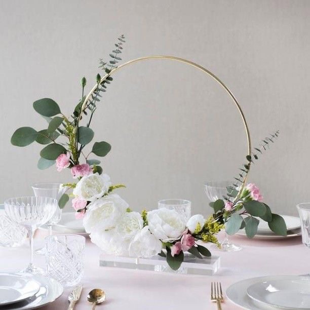 Elegant floral centerpiece with white and pink flowers for wedding table decor.